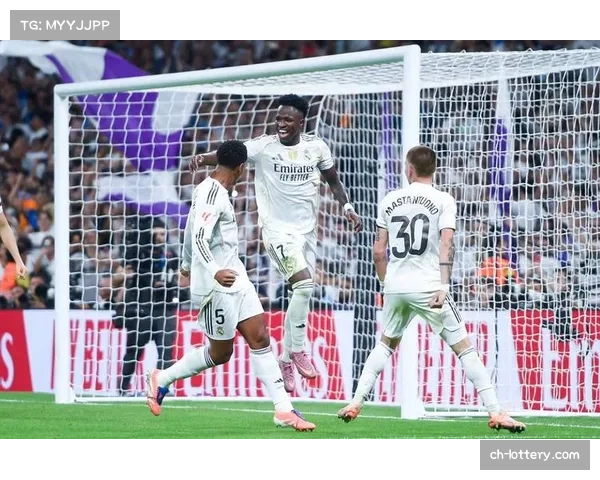 争议瞬间：VAR回看判定皇马进球无效，理由为反击发起时对对手有轻微犯规。